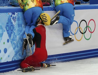 La patinadora china, Kexin Fan, se choca contra una barrera durante la prueba de los 500 metros patinaje de velocidad en los Juegos de Invierno de Sochi 2014.