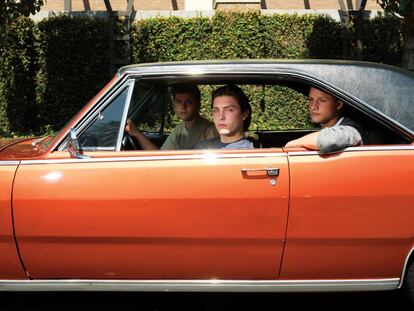 Adolescentes en un coche en Rancho Cucamonga, California.