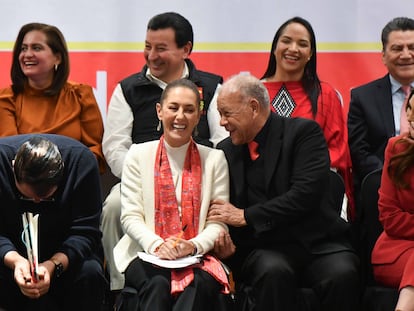 Claudia Sheinbaum junto a Alberto Anaya, dirigente nacional del PT, durante la Convención Nacional Electoral del PT, en Ciudad de México, el 7 de febrero de 2024.