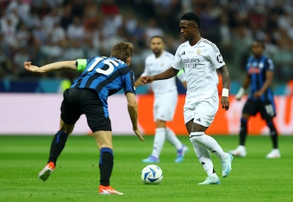 Vinícius controla el balón al inicio del partido frente el Atalanta por la final de la Supercopa de Europa, este miércoles.