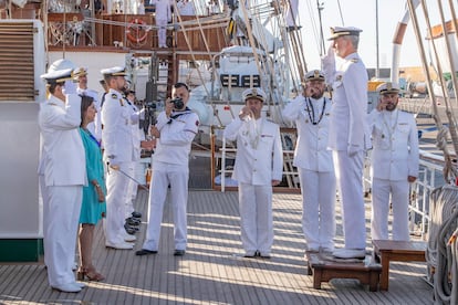 El rey Felipe VI es recibido a bordo del buque escuela 'Juan Sebastián Elcano' en la base naval de Rota el pasado martes en el inicio de los actos de conmemoración en aguas de Sanlúcar de Barrameda (Cádiz) de la primera vuelta al mundo. 
