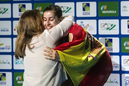 La presidenta de la Junta de Andalucía, Susana Díaz, entrega la medalla de Oro a la española Carolina Marín, durante la final disputado contra la rusa Evgeniya Kosetskaya en el Campeonato de Eurfopa de badminton que se celebra en Huelva.