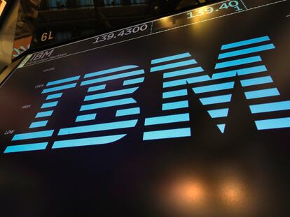 Logo de IBM sobre uno de los paneles de la Bolsa de Nueva York, en una imagen de archivo.
