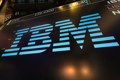 Logo de IBM sobre uno de los paneles de la Bolsa de Nueva York, en una imagen de archivo.