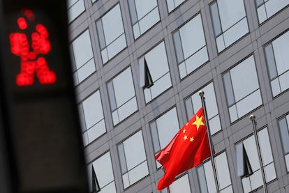 La bandera china ondea junto al edificio del supervisor financiero chino.