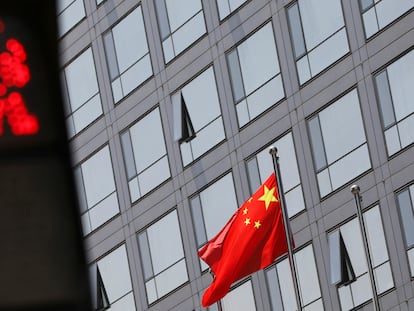 La bandera china ondea junto al edificio del supervisor financiero chino.