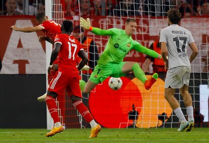 Lucas Hernández marca el primer gol del partido entre el Bayern y el Barcelona este martes en la Champions.