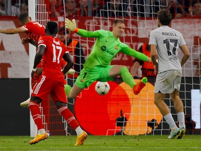 Lucas Hernández marca el primer gol del partido entre el Bayern y el Barcelona este martes en la Champions.