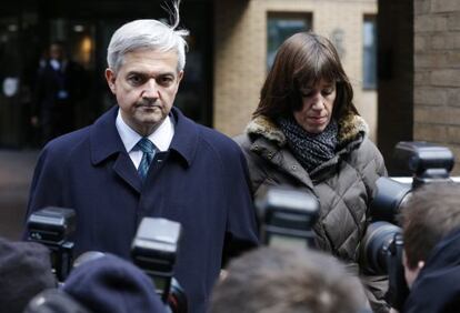 El exsecretario de energía británico Chris Huhne junto a su actual pareja, Carina Trimingham.