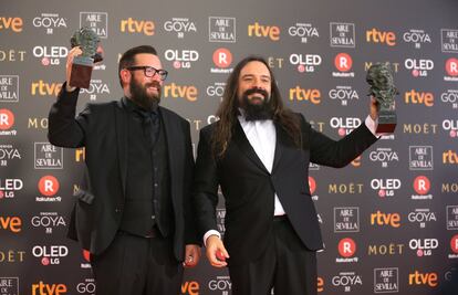 Jon Serrano (i) y David Heras posan con el premio a los Efectos Especiales, por 'Handía'.