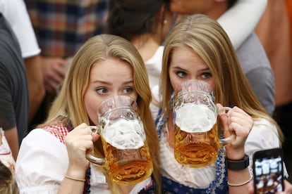 Una vez servida, toca disfrutar de la bebida estrella del Oktoberfest.