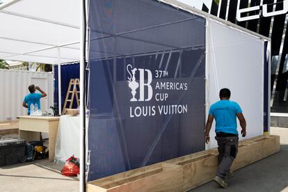 Últimos retoques en la preparación del Race Village de la Copa swl América de vela, el espacio central de la competición abierto al público a lo largo del Moll de la Fusta de Barcelona.