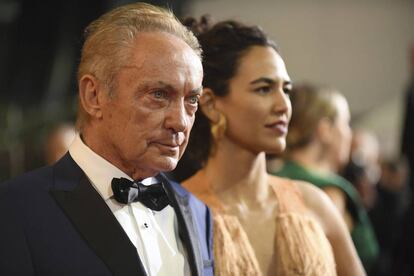 El actor Udo Kier y la actriz Babara Colen posan en Cannes antes de la inauguración este miércoles de la película 'Bacurau'.