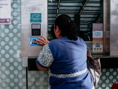 Una pasajera carga su tarjeta Sube para usar el transporte público en Buenos Aires.