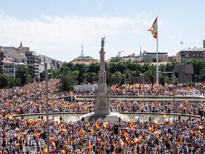 Manifestación en Colón en contra de los indultos a los presos independentistas catalanes, este domingo en Madrid.