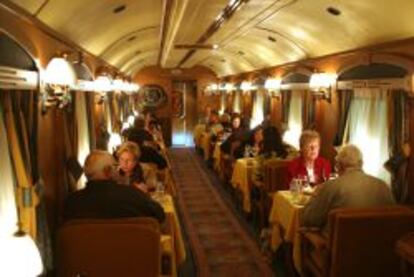 Una cena a bordo del Trasncantábrico.