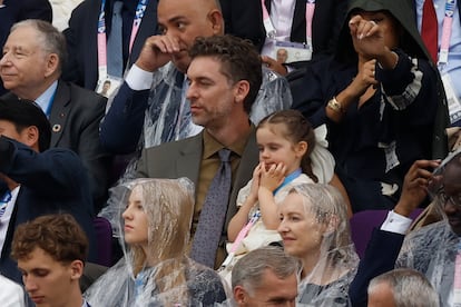 El exjugador de baloncesto Pau Gasol, con su hija en brazos, en la tribuna de autoridades en la Plaza del Trocadero, durante la ceremonia de inauguración de los Juegos Olímpicos de París.