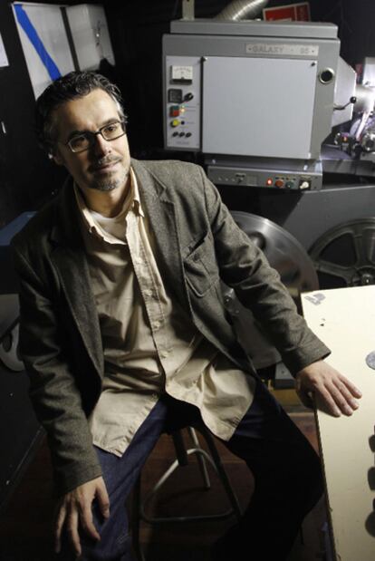 El director de Cineuropa, José Luis Losa, en la cabina de proyección del Teatro Principal.