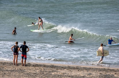 Turistas aficionados al surf practicando en Elephant Rock, en la bahía de Arugam.