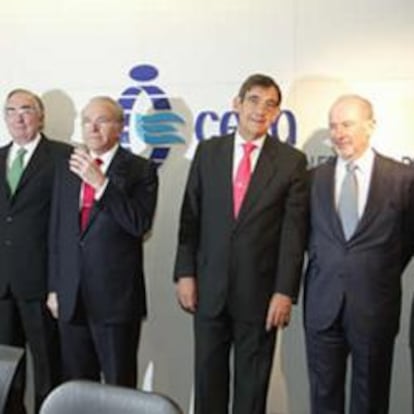 De izquierda a derecha, Carlos Egea (secretario de la comisión ejecutiva de la CECA), Braulio Medel (vicepresidente tercero), Amado Franco (vicepresidente primero), Isidro Fainé (presidente), José Antonio Olavarrieta (director general), Rodrigo Rato (vicepresidente segundo), y Modesto Crespo (vicepresiente cuarto).