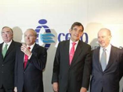 De izquierda a derecha, Carlos Egea (secretario de la comisión ejecutiva de la CECA), Braulio Medel (vicepresidente tercero), Amado Franco (vicepresidente primero), Isidro Fainé (presidente), José Antonio Olavarrieta (director general), Rodrigo Rato (vicepresidente segundo), y Modesto Crespo (vicepresiente cuarto).