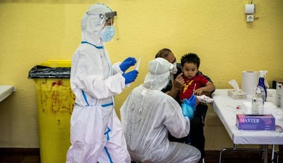 Prova PCR a un infant a Puigcerdà.