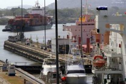 Fotografía tomada el pasado 18 de febrero en la que se registró una vista panorámica de un grupo de barcos transitando la esclusa de Miraflores en el Canal de Panamá.