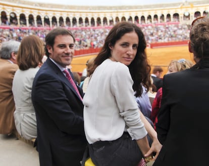 Carolina Herrera y su esposo Miguel Báez, El Litri, acudieron a La Maestranza de Sevilla para presenciar una corrida de la feria de abril. La hija de la diseñadora y el torero se dejaron fotografiar sin problemas para desmentir de esta manera los rumores de su inminente separación, que circulan en diversos medios de comunicación. Carolina trabaja con su madre en la firma familiar. El Litri, una vez retirado de las plazas, se ocupa de sus negocios. Son padres de tres hijos.