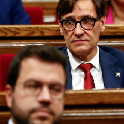 GRAFCAT5214. BARCELONA (ESPAÑA), 10/06/2024.- El presidente de la Generalitat en funciones, Pere Aragonès (i) y el líder del PSC, Salvador Illa (d) al inicio del pleno de constitución del nuevo Parlament salido de las elecciones catalanas del pasado 12 de mayo, que ha arrancado este lunes pasadas las 16:00 horas, con el exconseller como candidato de Junts a presidir la cámara catalana con el apoyo de ERC y la CUP.EFE/Quique García
