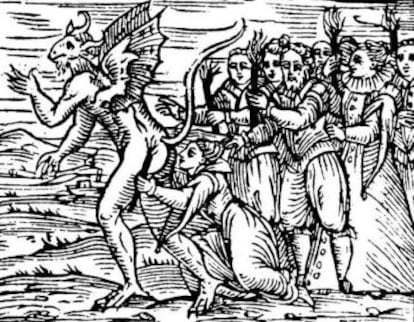 Una bruja le da el beso infame al diablo en una ilustración de época.