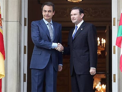 José Luis Rodríguez Zapatero recibe a Juan José Ibarretxe en la puerta de La Moncloa, flanqueda por las banderas de España y Euskadi.