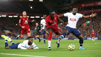 Aurier comete penalti sobre Sadio Mané.