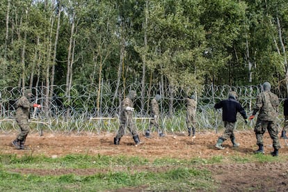 Soldados polacos levantan el 1 de septiembre una alambrada en la frontera con Bielorrusia, cerca de la población de Minkowce