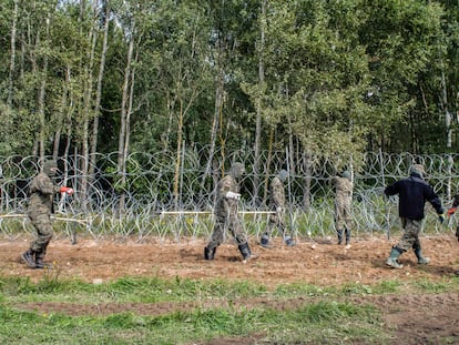 Soldados polacos levantan el 1 de septiembre una alambrada en la frontera con Bielorrusia, cerca de la población de Minkowce