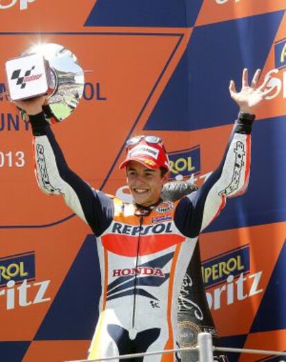 Marc Márquez celebra el tercer puesto en el podio 