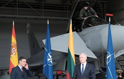 Un piloto español entra en un Eurofighter en el momento de la interrupción de la rueda de prensa de Pedro Sánchez y el presidente de Lituania, Gitanas Nauseda, por una alerta real, en julio del año pasado