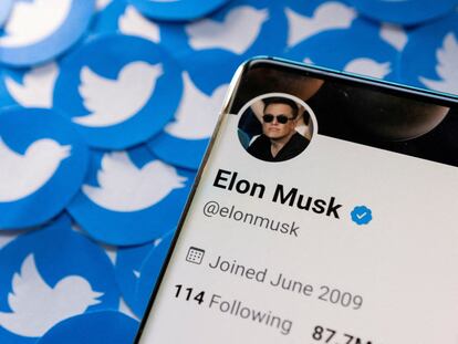 El perfil de Elon Musk en Twitter, en un teléfono móvil.