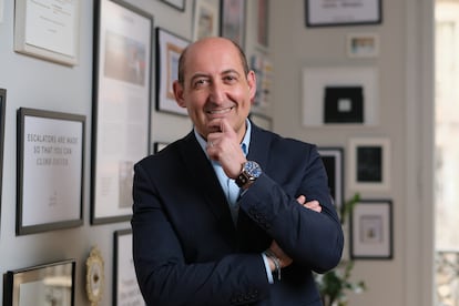 Pedro Utrera es el nuevo Director General de Alberta La Grup. De su larga trayectoria en el sector del lujo, destaca su cargo como director de Comunicación del grupo LVMH en España y Portugal, donde era responsable de la comunicación externa, incluyendo eventos y relaciones con medios, así como el canal de personas con un alto patrimonio. Tiene una trayectoria de más de 10 años como profesor invitado sobre lujo e innovación en diversas escuelas de negocio.