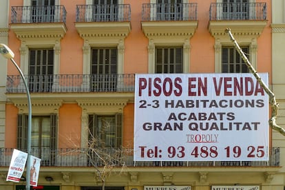 Un edificio con pisos rehabilitados en venta en la calle de la Diputació de Barcelona.