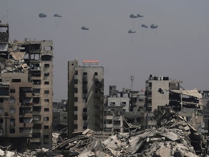 Lanzamiento aéreo de ayuda humanitaria sobre las ruinas de Gaza, este lunes en la capital del enclave palestino.