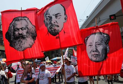 Vários ativistas mostram retratos de Karl Marx, Vladimir Lenin e Mao Tsé-Tung, durante uma manifestação em 1º de maio, em Manila (Filipinas).