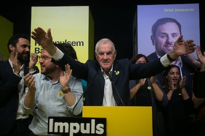 El candidato de ERC a la alcaldía de Barcelona, Ernest Maragall (en el centro), celebra su victoria en las elecciones municipales.