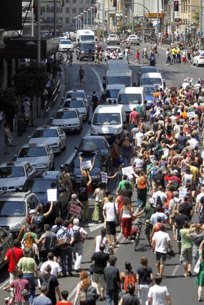 Decenas de simpatizantes del Movimiento 15-M marchan por la Gran Vía de Madrid tras impedirles la policía el acceso a Sol.