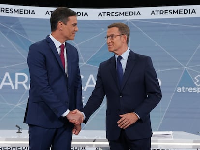 Pedro Sánchez (Psoe) y Alberto Núñez Feijoo (PP), antes de iniciar el debate electoral de Atresmedia.