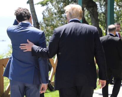 Donald Trump (derecha), presidente de los Estados Unidos, toca la espalda al primer ministro de Canadá, Justin Trudeau.