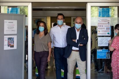 Antonio Zapatero y García Aguado, durante una visita a finales de agosto al dispositivo instalado en Fuenlabrada para la realización de pruebas PCR.