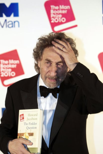 Howard Jacobson posa con su libro tras recibir el premio Booker 2010.