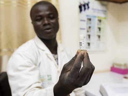 El doctor Dao Koulmaga enseña una muestra de mosquitos para la extracción y amplificación de su ADN en el laboratorio del Instituto de Investigación en Ciencias de la Salud (IRSS) de Bobo-Dioulasso, en Burkina Faso, en 2019, cuando se inició el experimento.