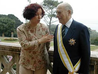 Eulalio Ferrer conversa con la ministra de Asuntos Exteriores, Ana Palacio, tras recibir la condecoración.