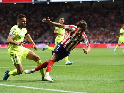 Bruno comete penalti sobre João Félix.